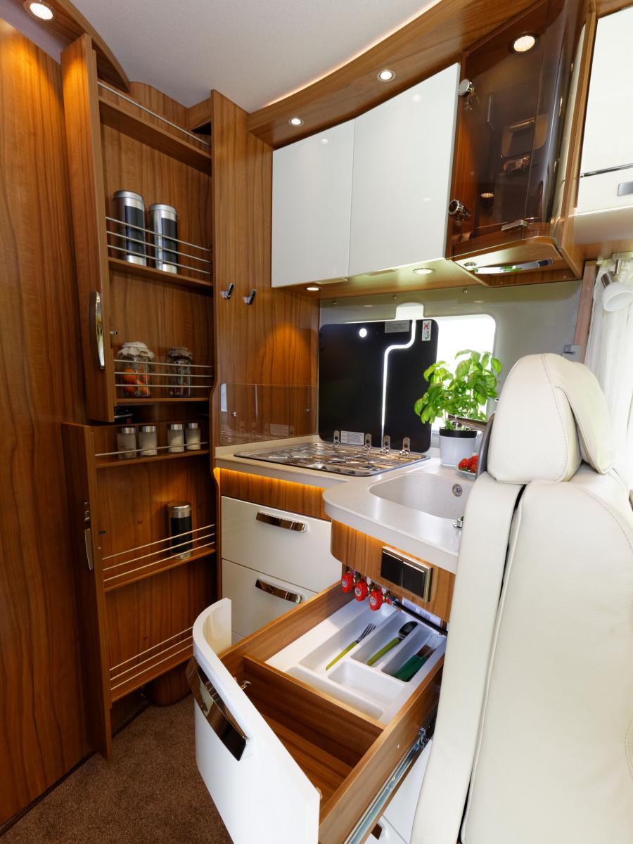 Интерьер Hymermobil B 680 StarLine 2016 года  (фото 8 из 13)